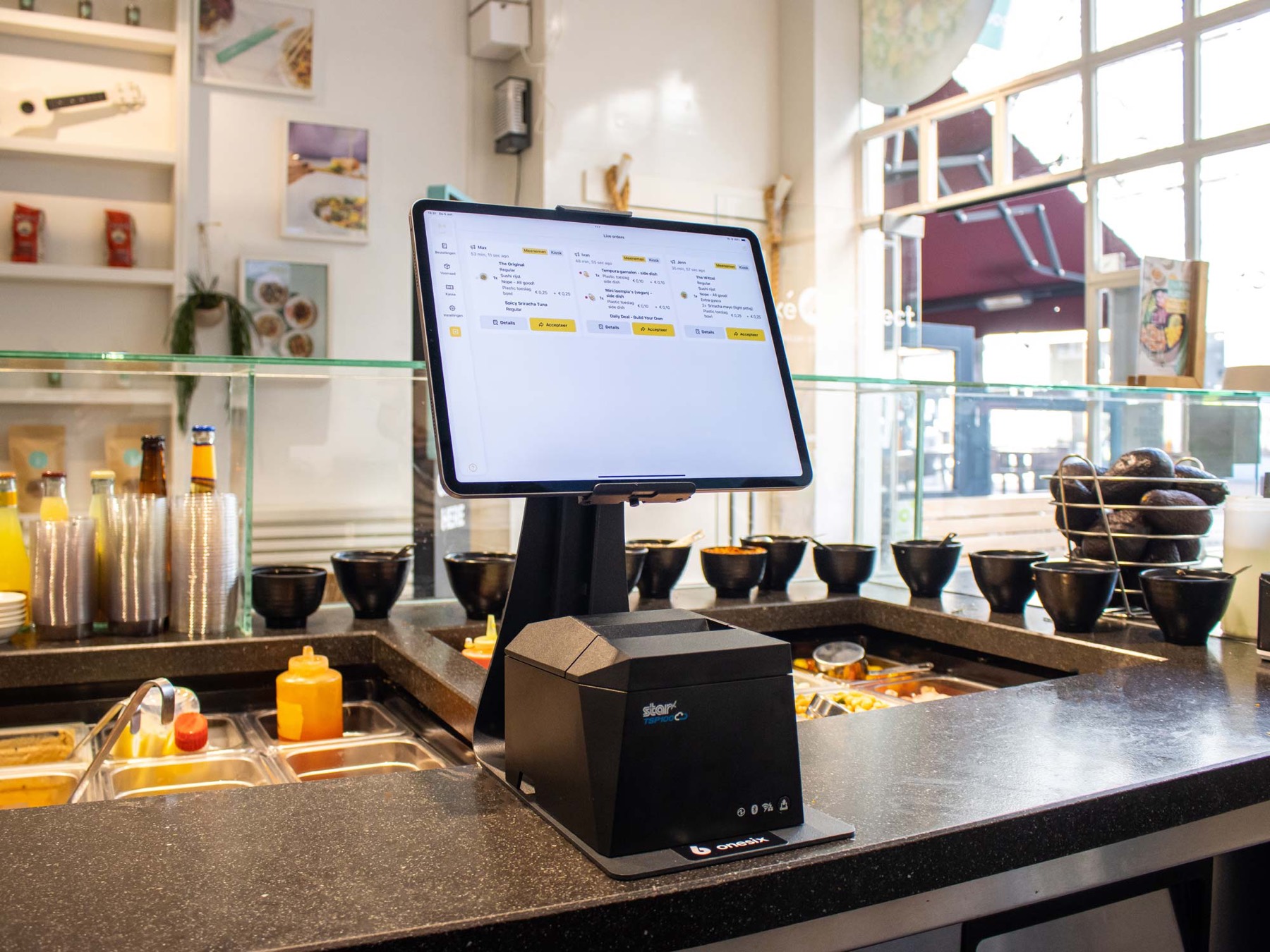 Onesix Kassa op een balie in een restaurant