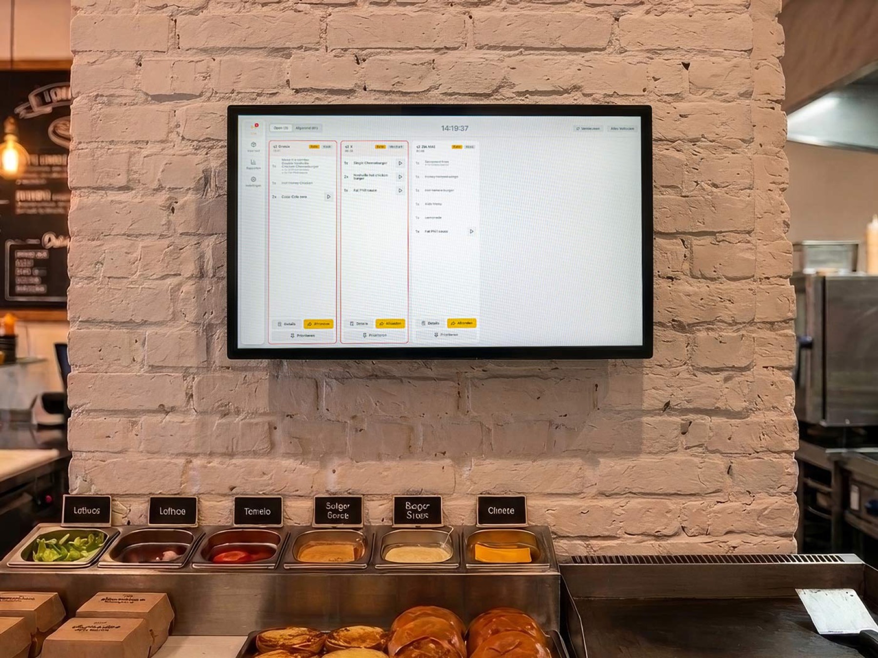 Onesix Keuken Scherm aan een bakstenen muur in de keuken