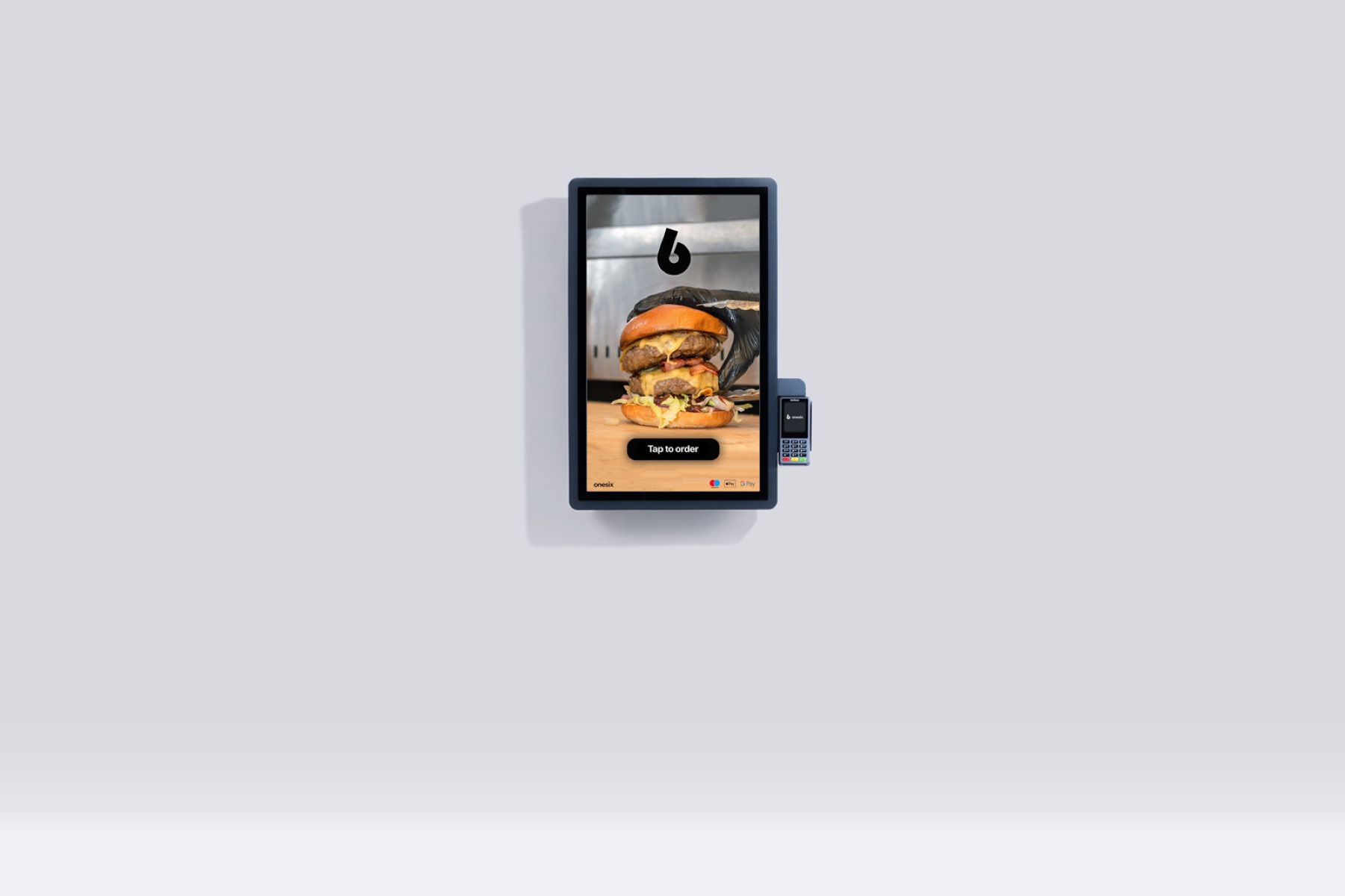 Onesix Kiosk Premium aan de muur gemonteerd