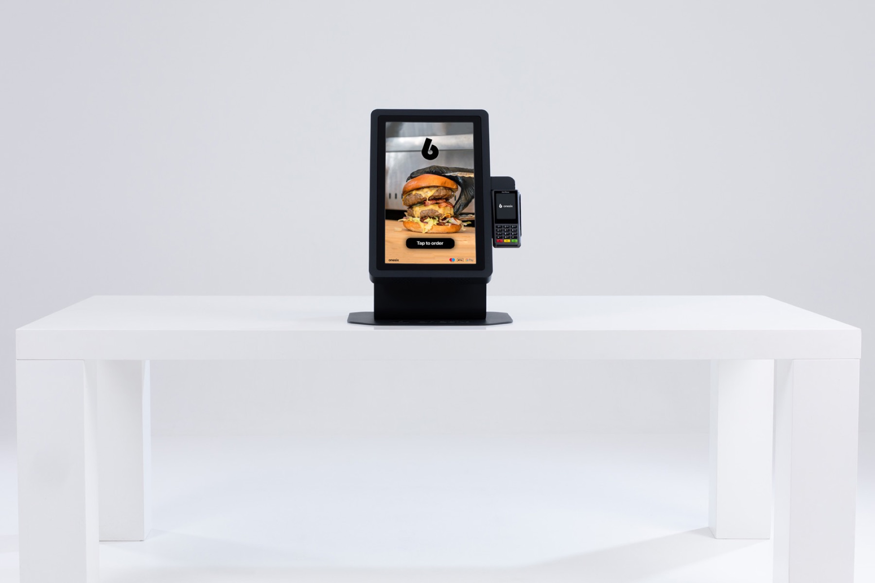 Onesix Kiosk Pro Table op een balie
