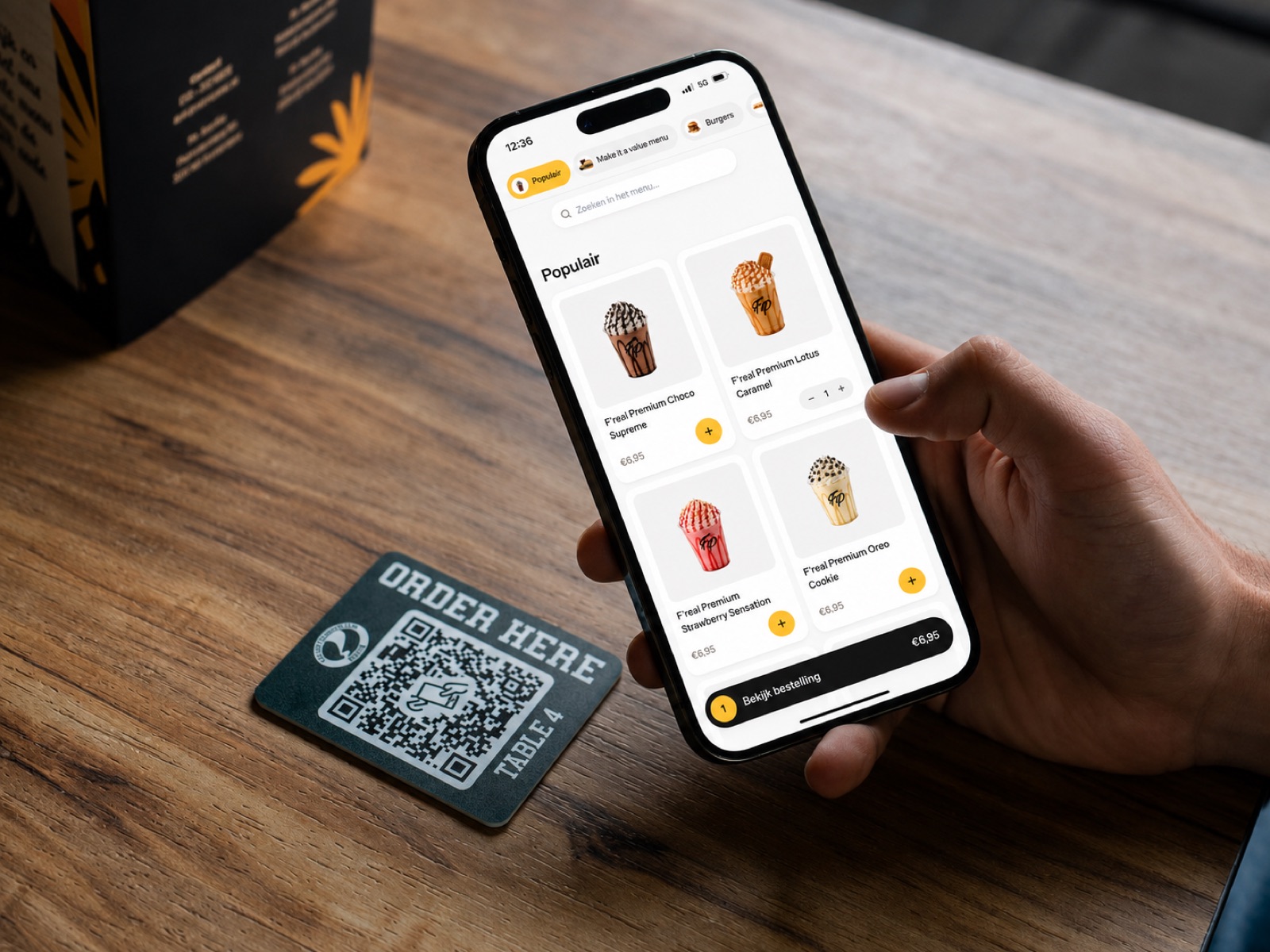 Gast bestelt op een telefoon via een QR-code aan tafel