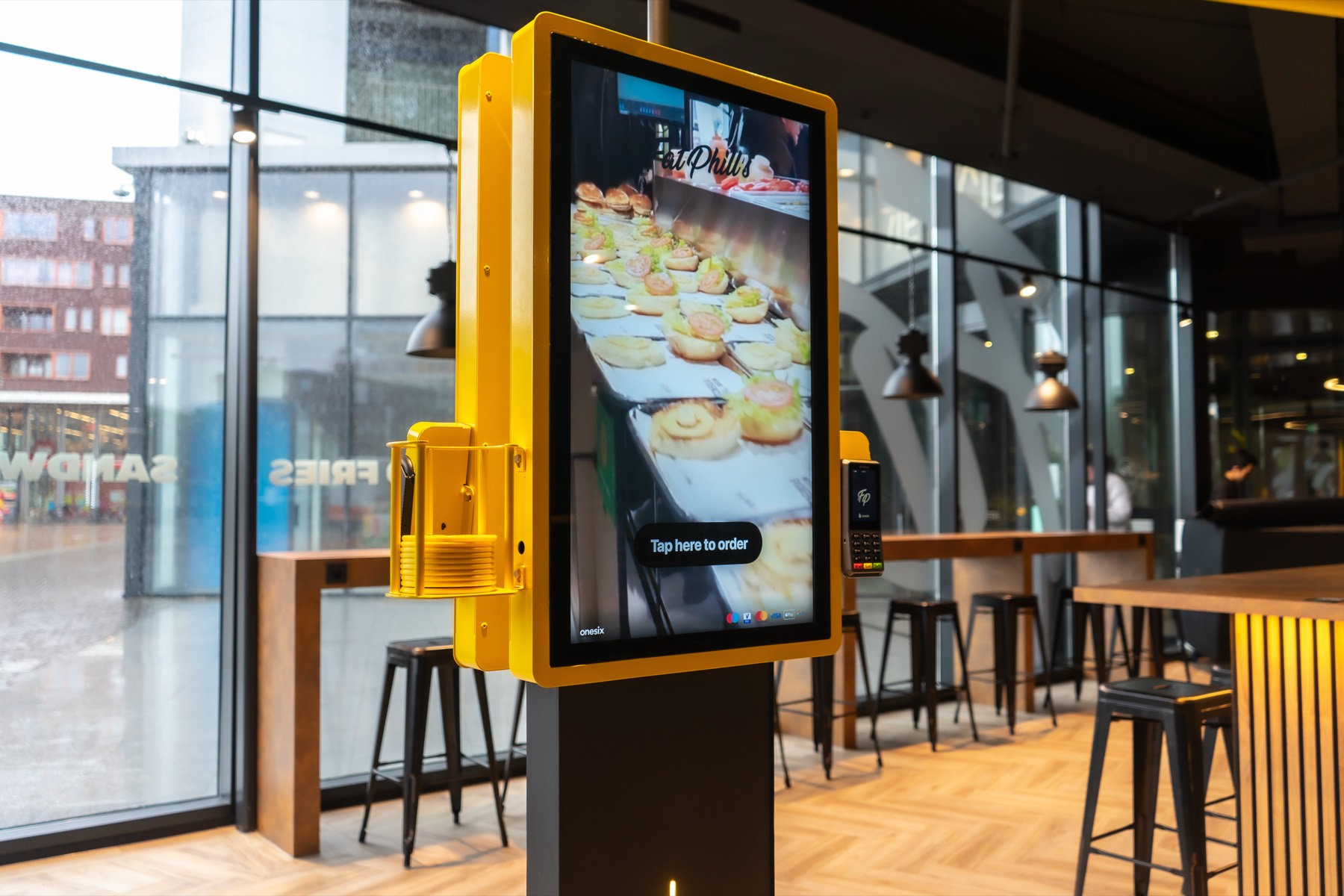 Onesix Kiosk in een druk fastfoodrestaurant