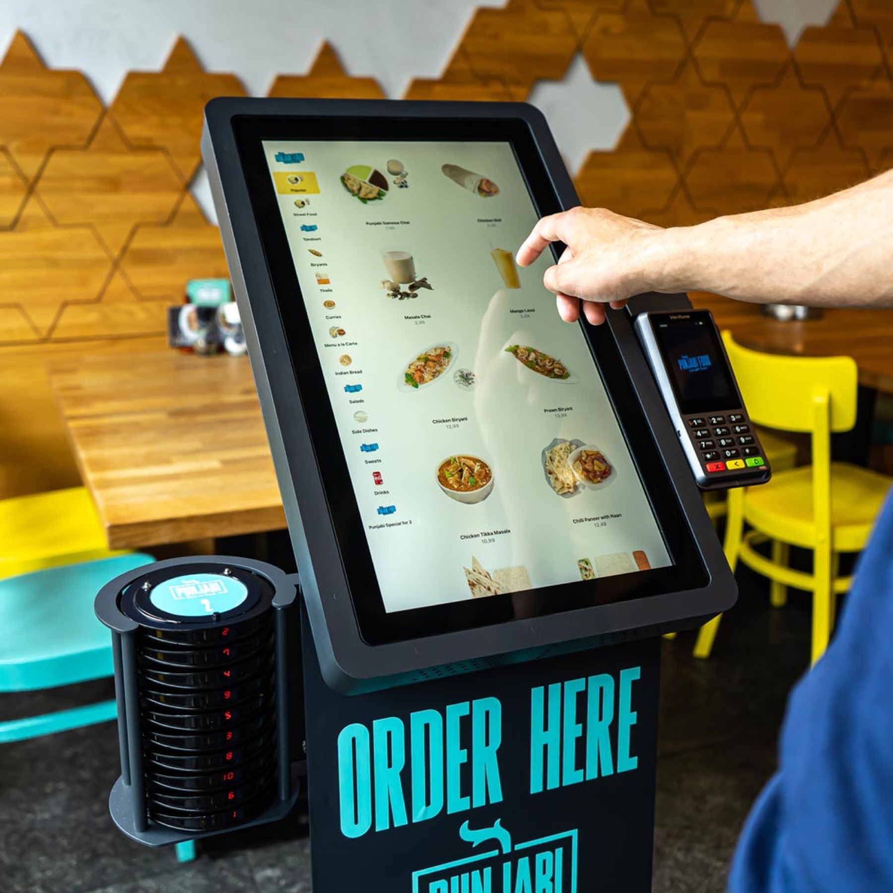 Gast bestelt op een Onesix Kiosk in een restaurant